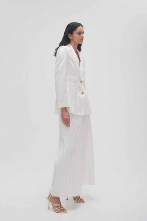 Whiteandwear.shopf254f02c24 3
